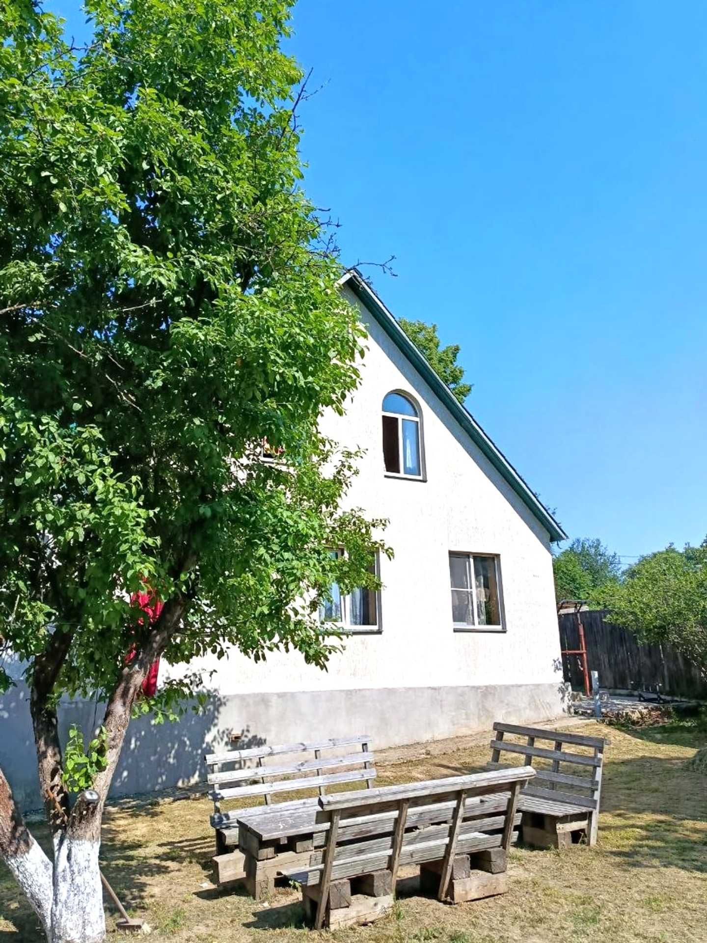 Зона отдыха на улице со скамейками